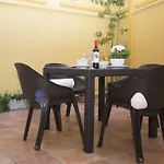 SingularStays Botanico 29 Rooms